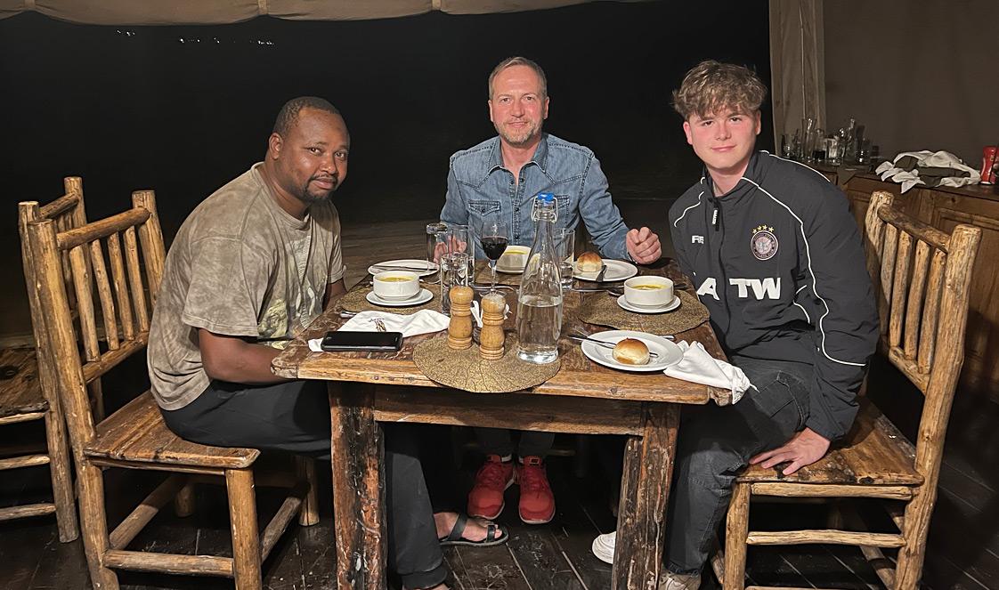 Christian, Finn und Guide Max auf Lodge Safari