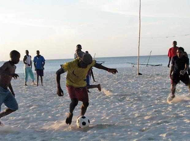 Einheimische spielen Fußball Strand Sansibar Einheimische spielen Fußball Strand Sansibar