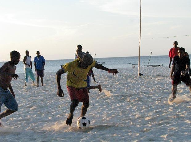 Einheimische spielen Fußball Strand Sansibar