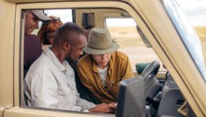 Professioneller Safari-Guide und Gast