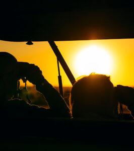 Sonnenuntergang Safarifahrzeug