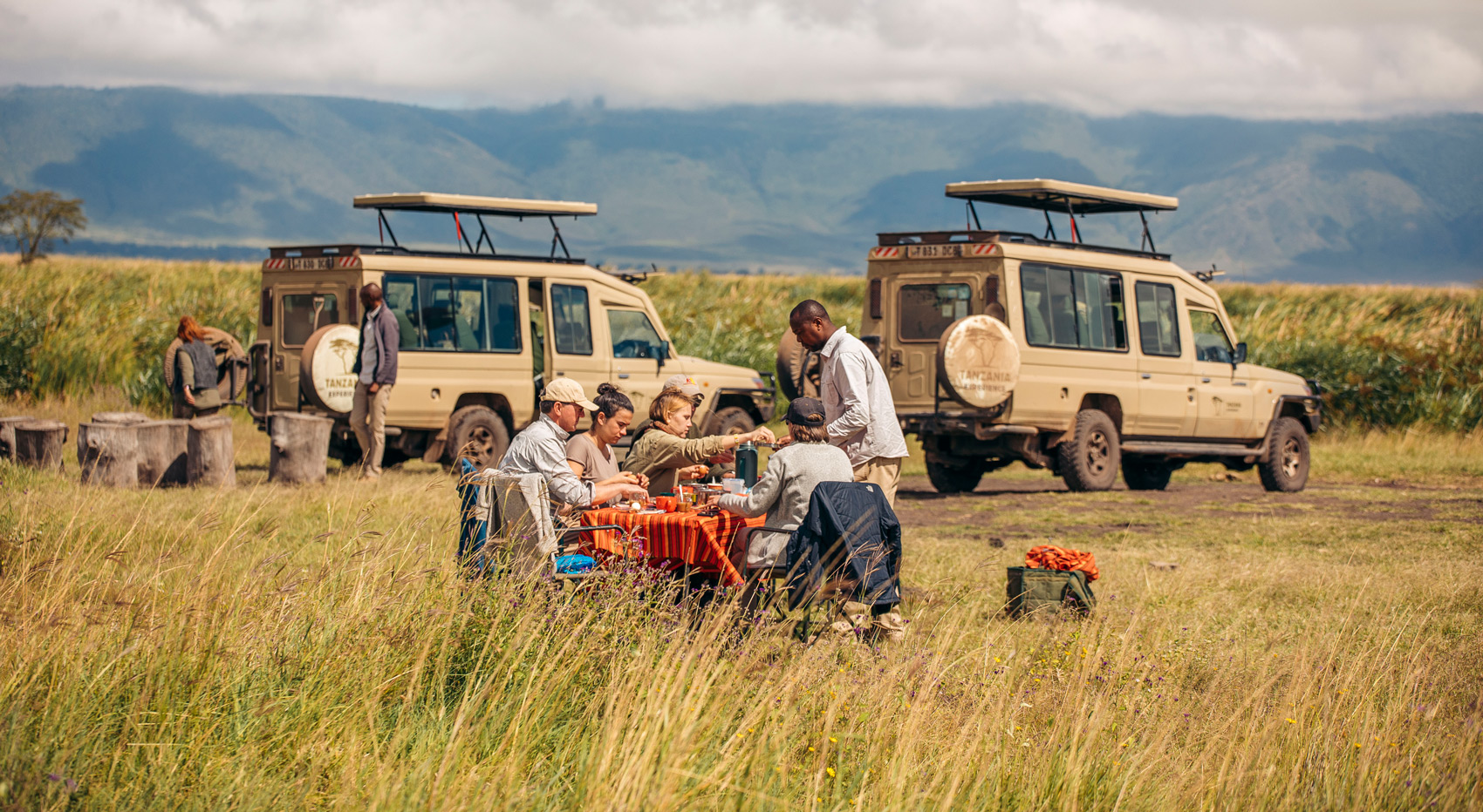 Gäste genießen ihr Buschfrühstück im Ngorongoro-Krater. Gäste genießen ihr Buschfrühstück im Ngorongoro-Krater.