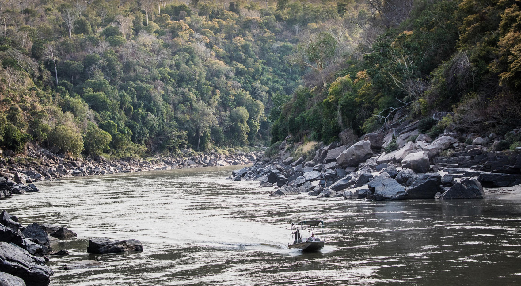 Ein Boot von Sand Rivers Selous auf dem Rufiji-Fluss im Nyerere Nationalpark, einem verborgenen Juwel Tansanias.