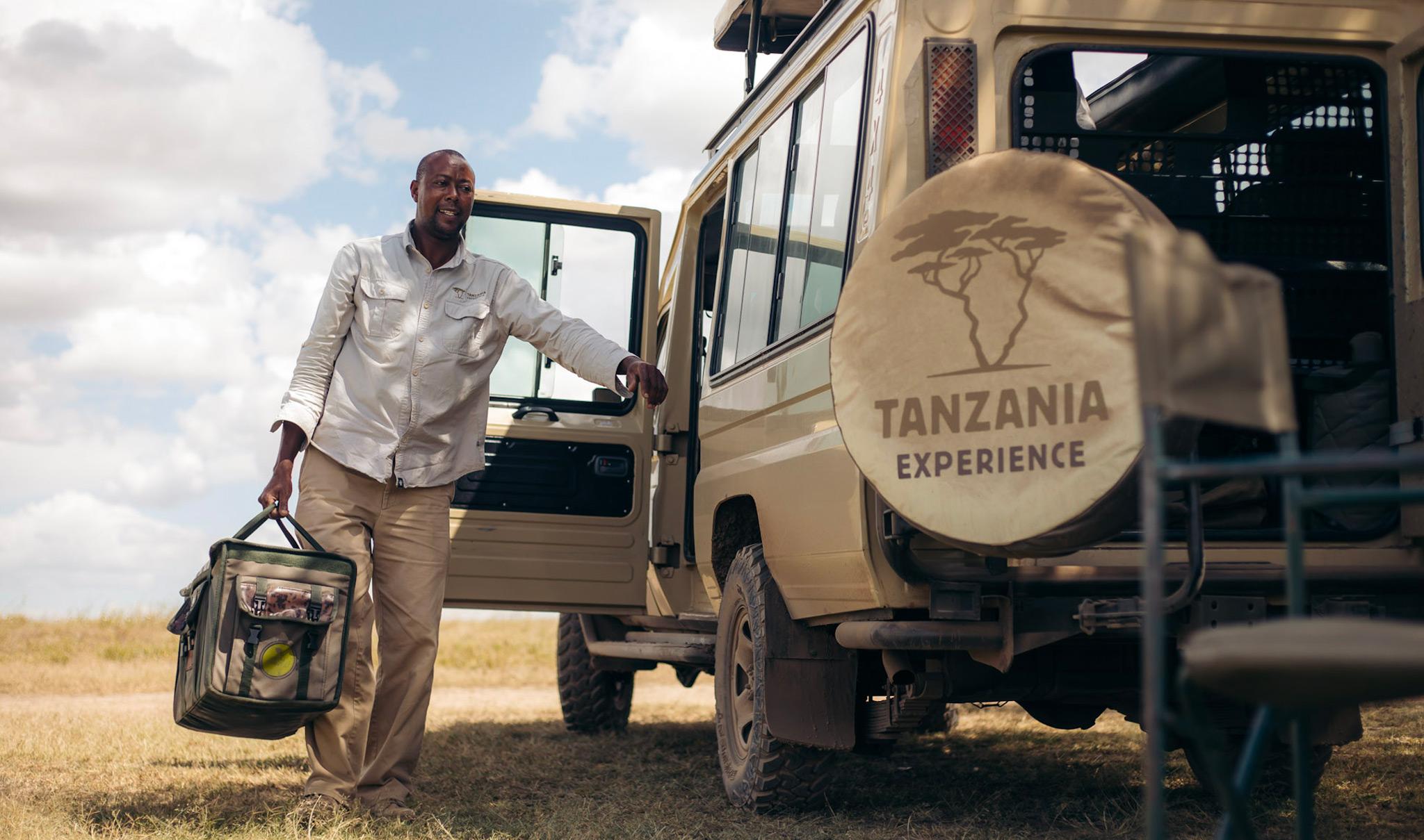 A Tanzania-Experience guide with a picnic bag.