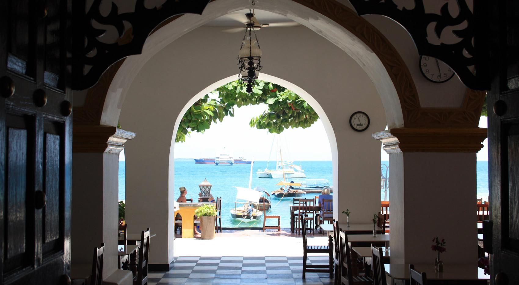 Blick aus einem Restaurant in Stone Town auf den Ozean in Sansibar.