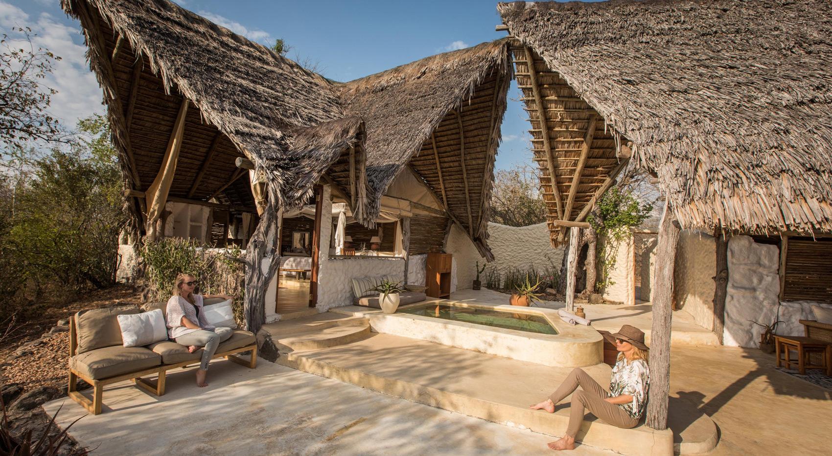 Gäste entspannen am kleinen Pool der Suite 2 im Sand Rivers Selous.