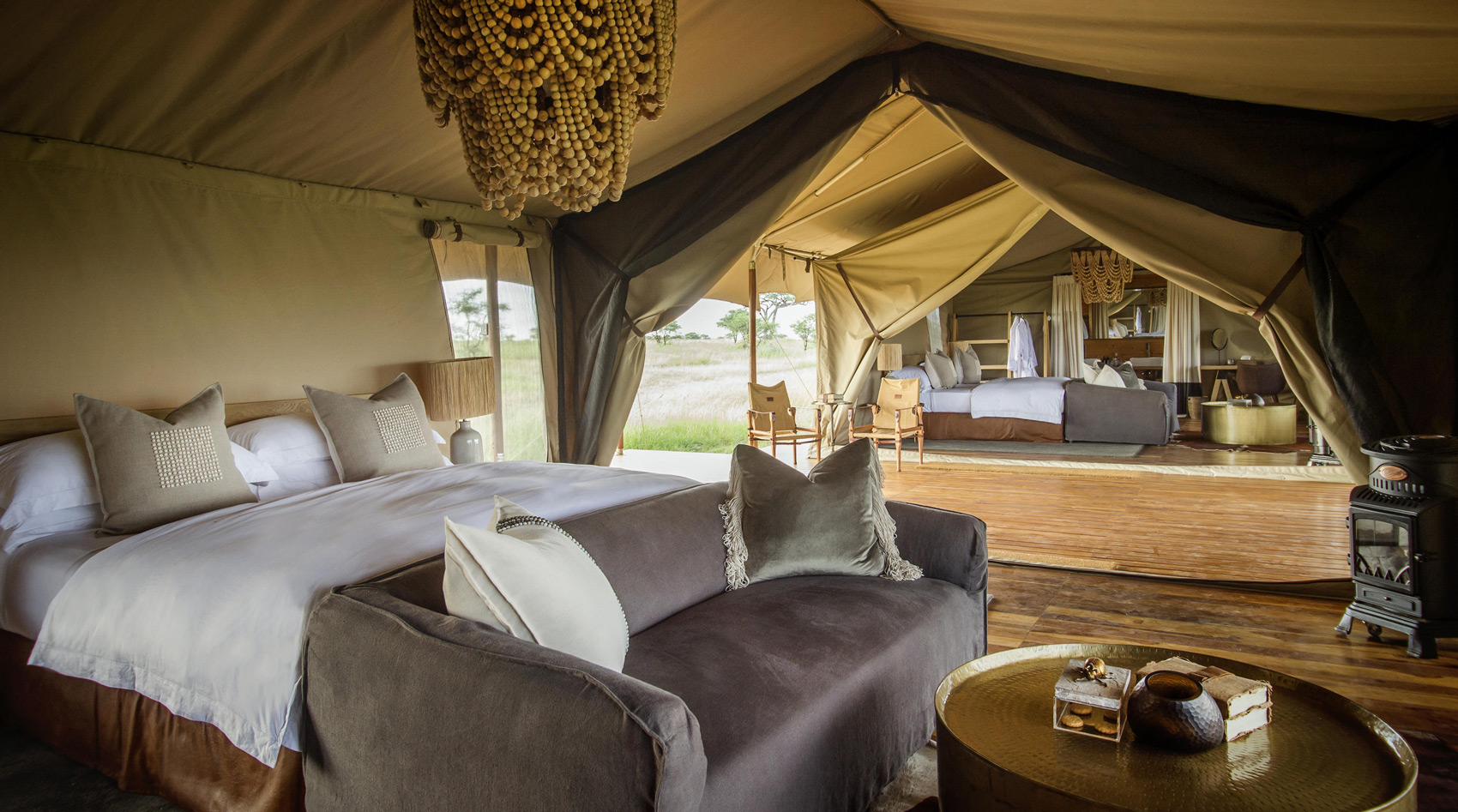 Das Innere eines Zelts im Siringit Serengeti Camp.