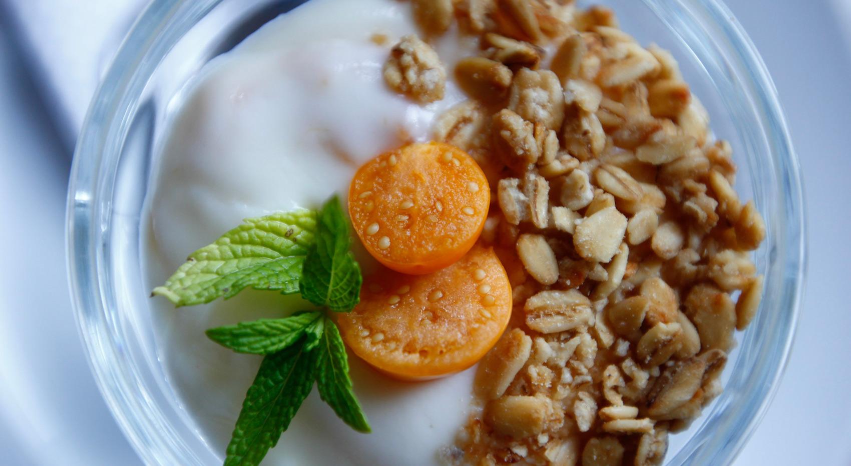 Eine Nahaufnahme von Joghurt und Granola.
